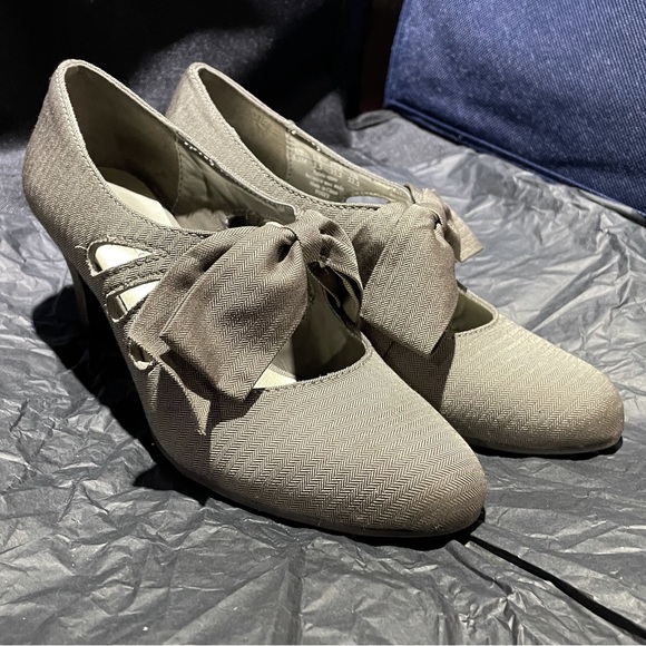 Naturalizer Bow Heels - Picture 2 of 6